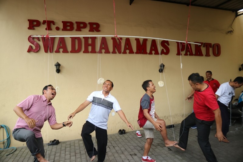 Lomba Makan Kerupuk